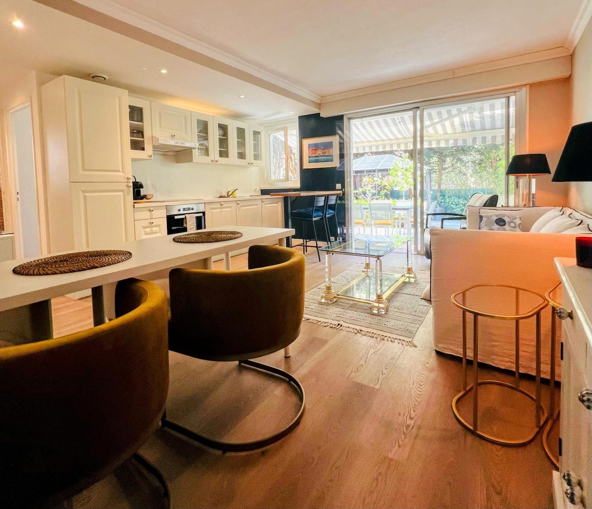 Superbe Appartement Avec Terrasse Jardin Et Parking Prive Saint-Tropez Exterior photo