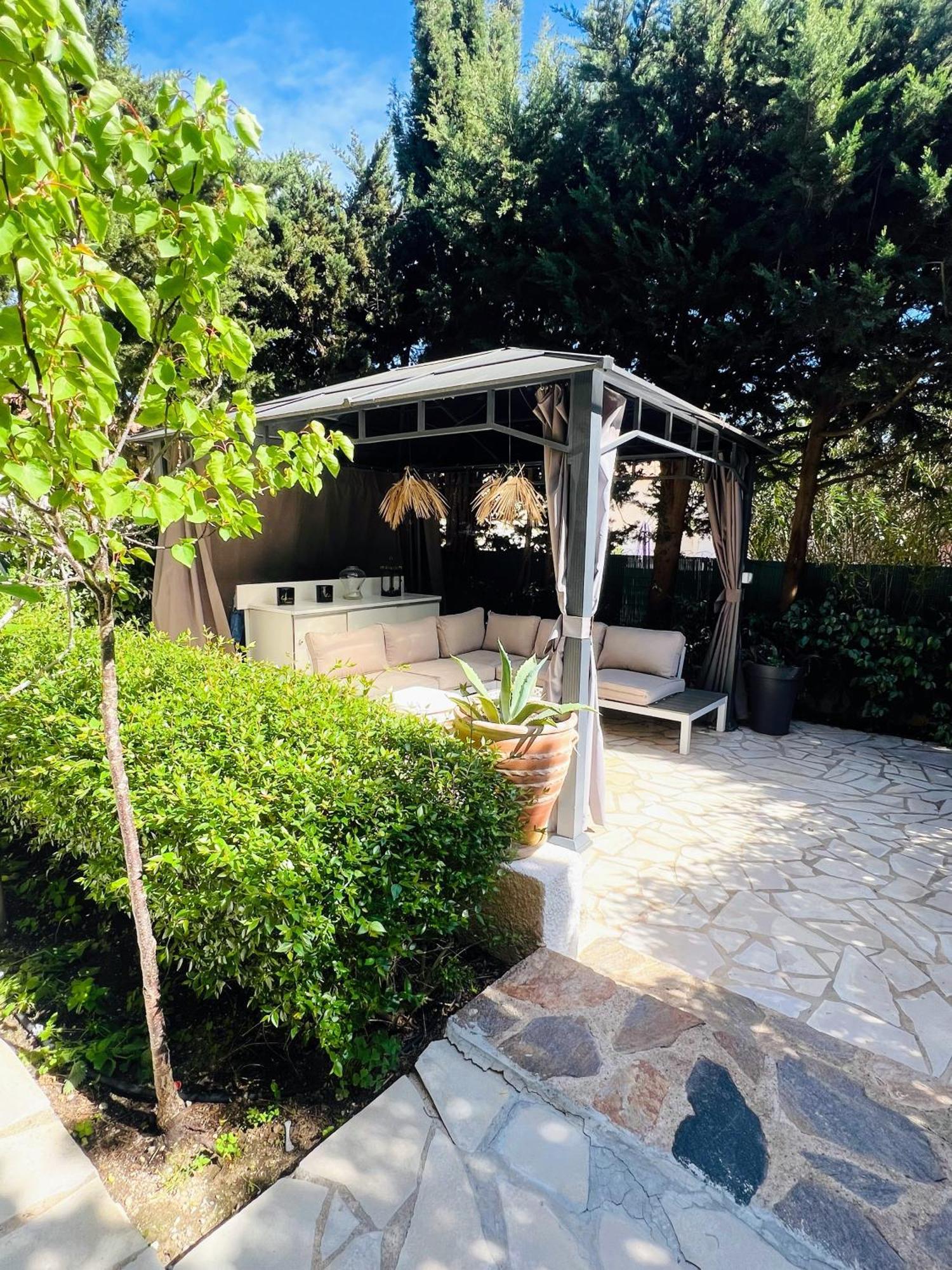 Superbe Appartement Avec Terrasse Jardin Et Parking Prive Saint-Tropez Exterior photo